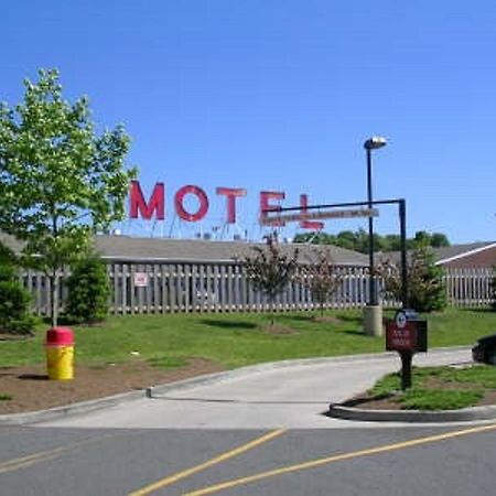 Mayflower Motel Милфорд Екстериор снимка